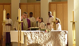 Pfarrer Schultz am Altar des Kleinen Michel