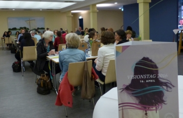 Elim Visionstag 2016 - Mittagessen im Saal des Kleinen Michel