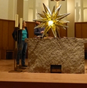 Aufhängen des Weihnachtssterns