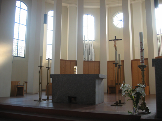 Die Gruppenkerze der Erstkommunionkinder auf dem Altar des Kleinen Michel